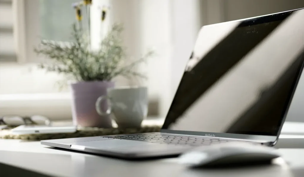 Online-Therapie per Video – Laptop mit Videositzung